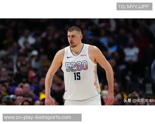 约基奇展现超凡视野与精准手法布劳恩底角三分轻松命中 约基奇展现超凡视野与精准手法布劳恩底角三分轻松命中