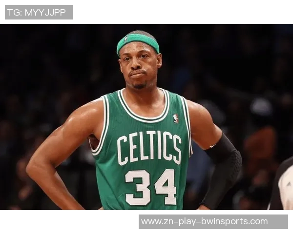 皮尔斯夜店偷瞄性感美女的紧张瞬间只需半秒转头避免被发现 皮尔斯夜店偷瞄性感美女的紧张瞬间只需半秒转头避免被发现