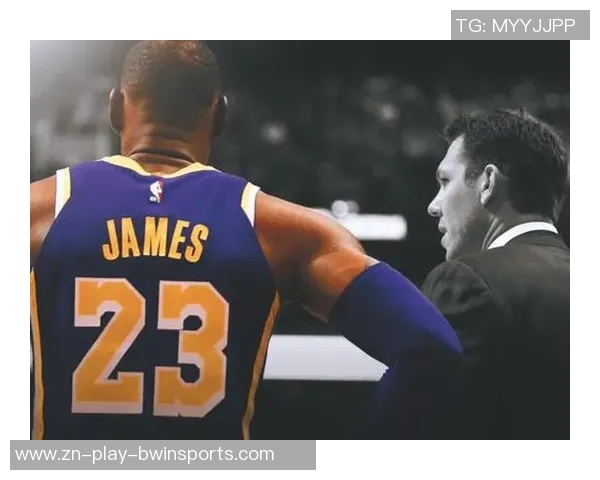 火箭客战鹈鹕登机照曝光KD羽绒服气质出众电风扇随队征战 火箭客战鹈鹕登机照曝光KD羽绒服气质出众电风扇随队征战